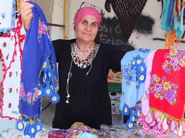 Burhaniye ilçesinde, yaklaşık 10 yıl önce kurulan Hamarat Eller Sergisi onlarca kadına istihdam sağladı. 8 Eylül Stadı yanında haftanın Pazartesi günleri kurulan stantlarda, evlerinde hazırladıkları yiyeceklerden takılara kadar yüzlerce ürün satan kadınlar ev ekonomilerine destek olmanın sevincini yaşıyorlar.