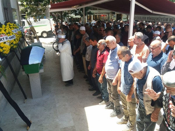 Balıkesir Burhaniye ilçesinde, yıllarca Hastane Yaptırma ve Yaşatma Derneği ile Burhaniye Belediyespor yöneticiliği yapan iş insanı Rafet Yedikardeşler hayatını kaybetti. Yedikardeşler, Kocacamide kılınan namazın ardından Geriş Mezarlığında toprağa verildi.