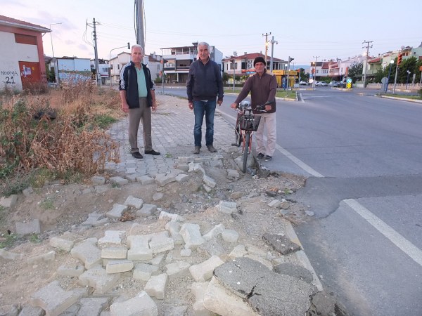 Balıkesir Burhaniye'de bozulan kaldırım kaza ihtimalini arttırıyor bu konuda endişe duyduğunu dile getiren vatandaşlar 4 aydır bozuk olan kaldırımın onarılmasını istediler.