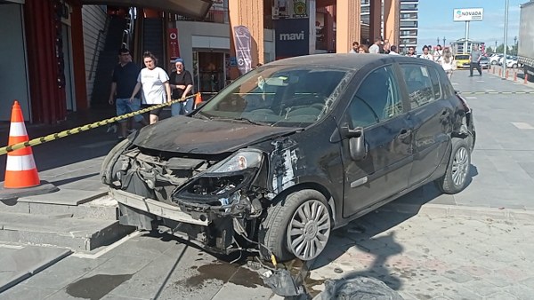 Balıkesir’in Edremit ilçesinde 3 aracın içinde bulunduğu zincirleme kazada 2 kişi yaralandı.