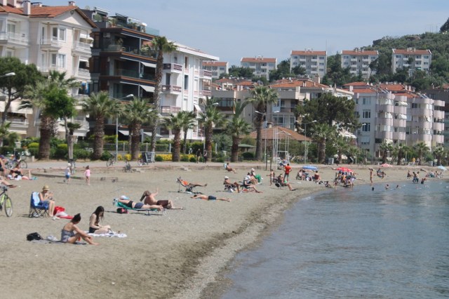 Balıkesir'in Erdek ilçesinde hava sıcaklıklarının artmasıyla birlikte deniz sezonu açıldı. Erdek halkı ve tatilciler denize akın etti.
