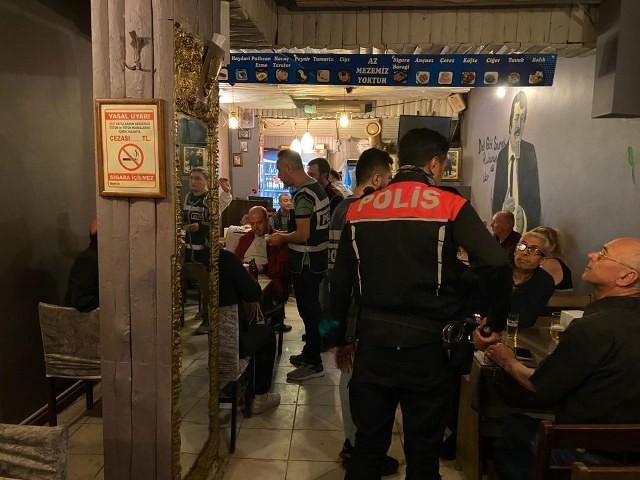 Balıkesir'de polis ekipleri tarafından gerçekleştirilen 'Huzur' operasyonlarında, 473 polisin katılımıyla il genelinde 2 bin 201 kişi sorgulandı. Operasyonlar sırasında çeşitli suçlardan aranan 4 kişi yakalandı.