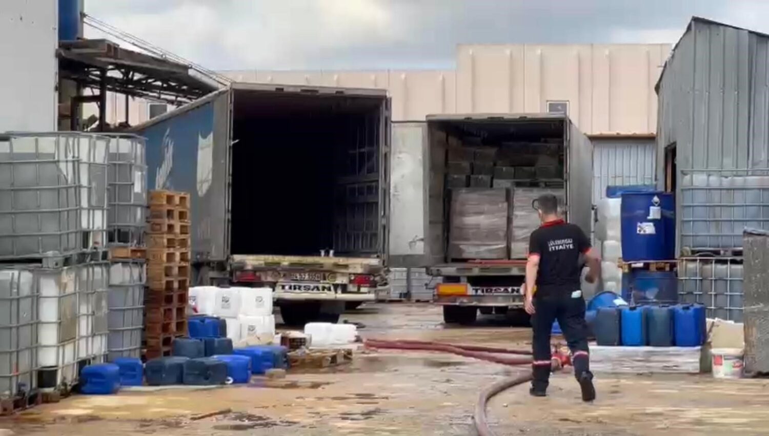 Lüleburgaz ilçesinde bulunan bir kimya tesisinin hammadde deposunda patlama yaşandı. Patlama sonucunda 3 işçi yaralandı ve bir köpek öldü.