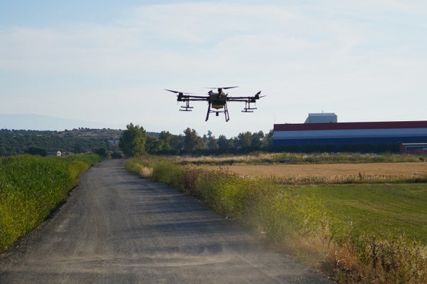 Ayvalık ilçesinde, Ayvalık Belediyesi sivrisinek ve larva sorununu çözmek için dronlarla da aktif mücadele yürütüyor. Ayvalık Belediyesi, gece gündüz çalışan ilaçlama araçları ve personeliyle sivrisineklerle mücadelede tüm imkanlarını seferber etmiştir. İlk gününde dronlar kullanılarak Nikita Deresi, Sarımsaklı ve Badavut'taki durgun sular ve sulak alanlar ilaçlanmıştır.