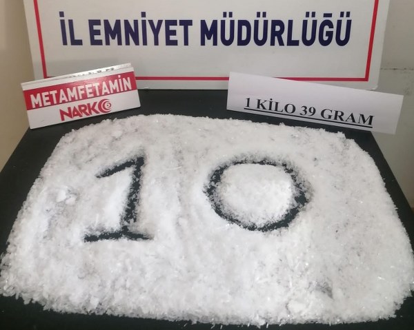Balıkesir’in Edremit ilçesinde polisin takibe aldığı bir kişinin üzerinde bir kilogramın üzerinde uyuşturucu madde ele geçirildi.