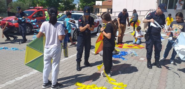 Balıkesir'in Edremit ilçesinde, Jandarma Teşkilatı'nın 184. kuruluş yıl dönümü çeşitli etkinliklerle kutlandı. Kutlamalar kapsamında çocuklar, jandarma abi ve ablalarıyla birlikte uçurtma uçurma etkinliği gerçekleştirdi.