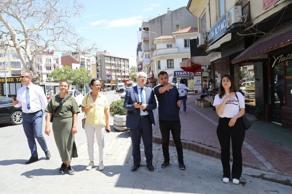 Burhaniye'nin merkezinde yer alan ve birçok esnafın bulunduğu Ali Çetinkaya Caddesi ile Mithat Paşa, Şevket Hoca ve Pasaj Sokakları'nı içeren "Ali Çetinkaya Yayalaştırma Projesi" çalışmaları hızla tamamlanıyor. Ali Çetinkaya Caddesi'nde son dokunuşlar yapılırken, projenin bir parçası olan sokaklarda taş döşeme işlemleri de neredeyse tamamlandı.