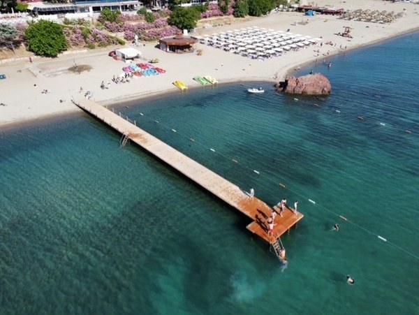 Balıkesir Büyükşehir Belediyesi, Burhaniye ilçesinde yer alan Ören Plajı'ndaki eleştiri konusu olan iskeleyi yeniledi. Ören Mahalle Muhtarı İlker Kurt, iskelenin yenilenmesinin vatandaşları sevindirdiğini ifade etti.