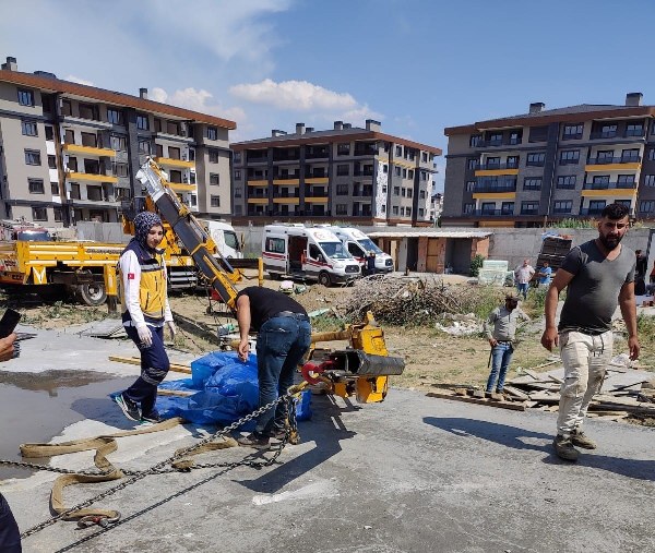 Balıkesir'in Burhaniye ilçesine bağlı Bahçelievler Mahallesi'nde bulunan bir şantiye alanında, bir vincin kaldırma kolunun kırıldı. Kazada, henüz kimliği belirlenemeyen bir Afgan vatandaşı, kırılan vincin altında kalarak hayatını kaybetti.