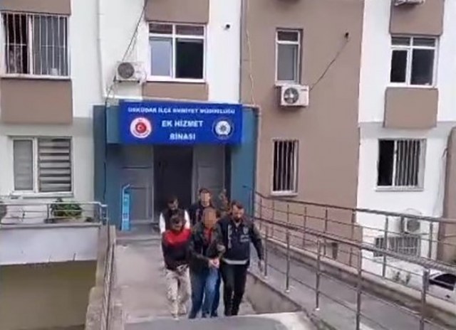 Üsküdar ilçesinde meydana gelen silahlı kavgada, iki grup arasındaki çatışma sırasında ateşlenen bir kurşun, evinin balkonunda kavgayı izleyen bir vatandaşa isabet etti. Yaralanan vatandaş, hastanede yapılan müdahalelere rağmen hayatını kaybetti. Olayla ilgili olarak gözaltına alınan 10 kişiden ikisi tutuklanarak cezaevine gönderildi.