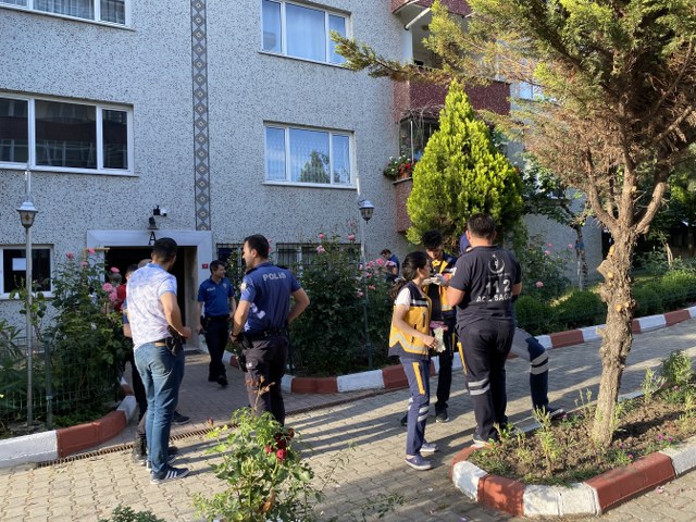 Tekirdağ'ın Çorlu ilçesinde pazara giden şahıs eve döndüğünde 44 yaşındaki kızını ölü buldu.