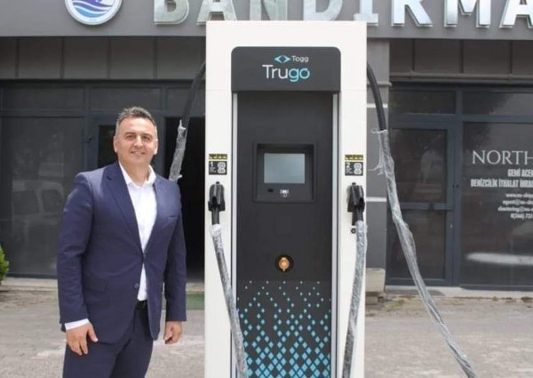 Bandırma Ticaret Odası'nın öncülük ettiği bir proje ile Bandırma'ya "Trugo" adı verilen hızlı şarj ünitesi eklendi. Bu çalışma, odanın girişimiyle projelendirilmiş ve Bandırma'ya bu önemli teknolojik altyapı kazandırılmıştır.