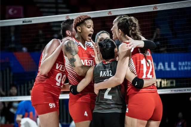 A Milli Kadın Voleybol Takımı, FIVB Voleybol Milletler Ligi’nin yedinci maçında Kanada’ya set vermeyerek 3-0 mağlup etti.