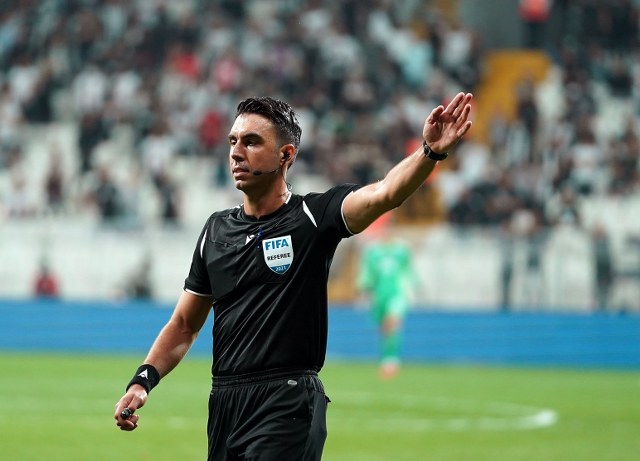 UEFA EURO Elemeleri E Grubu'nda oynanacak Faroe Adaları - Çek Cumhuriyeti maçında FIFA kokartlı hakem Arda Kardeşler görev alacak.