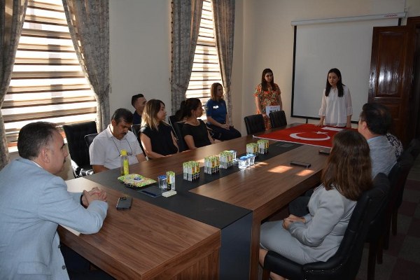 Balıkesir'in Edremit ilçesinin Kaymakamı Ahmet Odabaş, İlçe Nüfus Müdürlüğünde sözleşmeli olarak çalışırken kadroya geçen personellerin yemin törenine katılarak sevinçlerine ortak oldu.