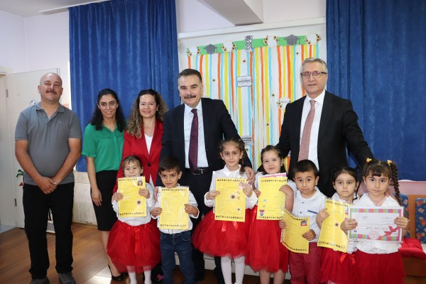 Balıkesir'in Edremit ilçesinde 2022-2023 eğitim-öğretim yılının sona ermesiyle birlikte tüm Türkiye genelinde olduğu gibi anaokulu, ilkokul, ortaokul ve liselerde toplam 25 bin öğrenci karne heyecanı yaşadı.