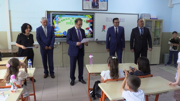 Balıkesir'in Bandırma ilçesinde 2022-2023 eğitim-öğretim yılı sona ererken 25 bin 500 öğrenci karne heyecanı yaşadı. Bandırma protokolü, Hasan Atlı İlkokulu öğrencilerine karnelerini dağıtarak bu sevince ortak oldu.