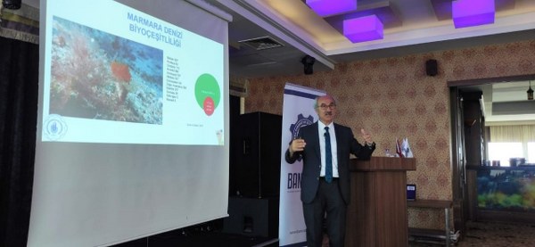 Bandırma Onyedi Eylül Üniversitesi Denizcilik Fakültesi Dekanı Prof. Dr. Mustafa Sarı, yaptığı açıklamada, "Balık türlerinin azalması ve denizde yaşanan habitat kayıpları nedeniyle, sofralarımızda 200 gram lüferin yer alabilmesi için yaklaşık 3 bin türün uyum içinde çalışması gerekmektedir" ifadelerini kullandı. Sarı, bu durumun endişe verici olduğunu ve deniz ekosisteminin korunması için önlemler alınması gerektiğini vurguladı.