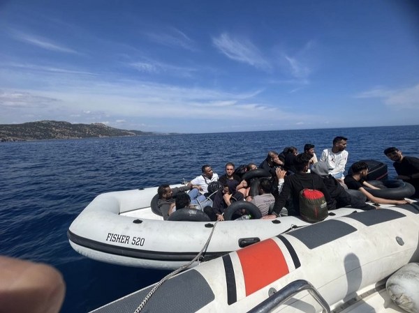 Çanakkale Ayvacık açıklarında Sahil Güvenlik Komutanlığı ekipleri tarafından lastik bot içinde 18 kaçak göçmen yakalandı.