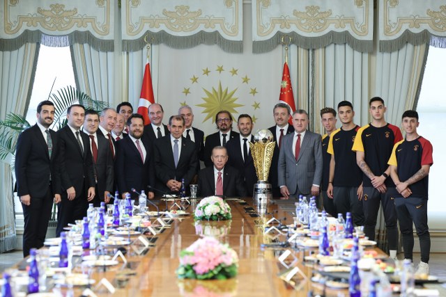 Cumhurbaşkanı Recep Tayyip Erdoğan, Spor Toto Süper Lig'de 2022-2023 sezonunu şampiyon tamamlayan Galatasaray'ı Vahdettin Köşkü’nde kabul etti. Erdoğan, "Bizi başarılara alıştırdınız" dedi. 