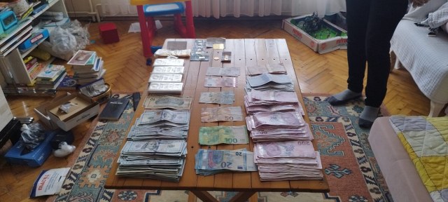 FETÖ/PDY'ye yönelik İstanbul merkezli 5 ilde gerçekleştirilen operasyonlarda, yakalama kararı bulunan 33 şüpheliden 28'i gözaltına alındı. KOM Daire Başkanlığı'nın koordinasyonunda yürütülen ve "Gazi Turgut Arslan" adı verilen operasyon, örgütün güncel yapılanmasına ve finansal destek sağlayan kişilere yönelik olarak gerçekleştirildi. Operasyon kapsamında önemli miktarda döviz ve altın ele geçirildiği bildirildi.