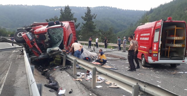 Balıkesir’in Havran ilçesinde henüz bilinmeyen bir nedenle sürücünün hakimiyetini kaybetmesi sonucu tır devrildi. Tırın altında kalan sürücü olay yerinde hayatını kaybetti.