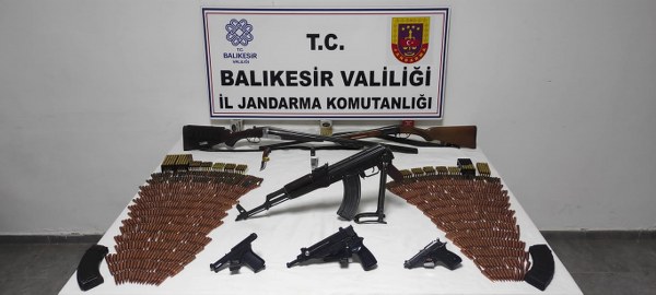 Ayvalık ilçesinde jandarma tarafından gerçekleştirilen operasyonda bir evde adeta bir cephanelik bulundu. Yapılan baskında, Kalaşnikof'tan otomatik akrep tabancaya kadar çok sayıda silah ve mühimmat ele geçirildi.