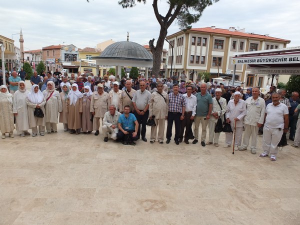 Burhaniye ilçesinde, hacı adaylarının üçüncü grubu için coşkulu bir uğurlama töreni düzenlendi. Hacı adayları, tarihi Kocacami avlusunda toplanarak ilahilerin okunması ve duaların yapılmasıyla karşılandı. Ayrıca, Balıkesir Büyükşehir Belediyesi tarafından hacı adaylarına hediye paketleri dağıtıldı.