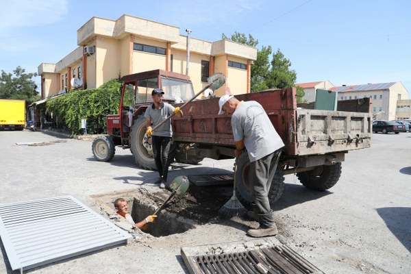 Burhaniye Belediyesi'nin Fen İşleri ekipleri, yaz mevsiminin başlamasıyla birlikte sanayi sitesi içerisinde bulunan mazgalların temizlik ve yenilenme çalışmalarını sürdürüyor.