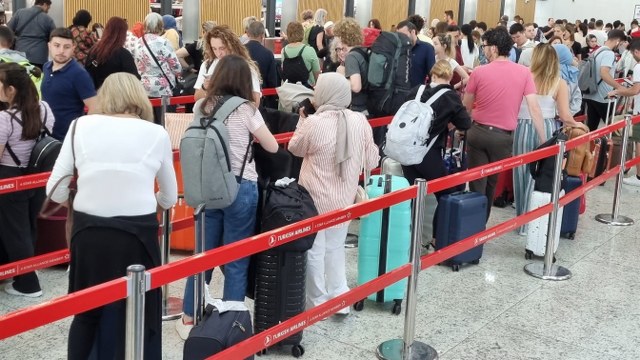 2022-2023 eğitim-öğretim yılının tamamlanmasının ardından, birçok öğrenci ve aileleri tatil için memleketlerine veya farklı destinasyonlara gitmek üzere hava yolunu tercih etti. İstanbul Havalimanı'nda büyük bir yoğunluk yaşandı.