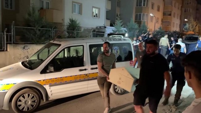 Bursa'da, kızıyla boşanmak isteyen damadını sokak ortasında boğazını keserek ölümüne sebep olduğu iddia edilen kayınpederin ifadesi ortaya çıktı. Katil zanlısı, "Kızımı ölümle tehdit ederek boşanmaya zorluyordu. Onun bu davranışı zoruma gitti" dedi.