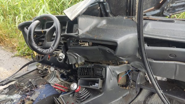 Balıkesir'in Burhaniye ilçesinde meydana gelen trafik kazasında, bir otomobil tıra arkadan çarptı ve içerisinde sıkışan 2 yaralı, itfaiye ekipleri tarafından kurtarıldı.