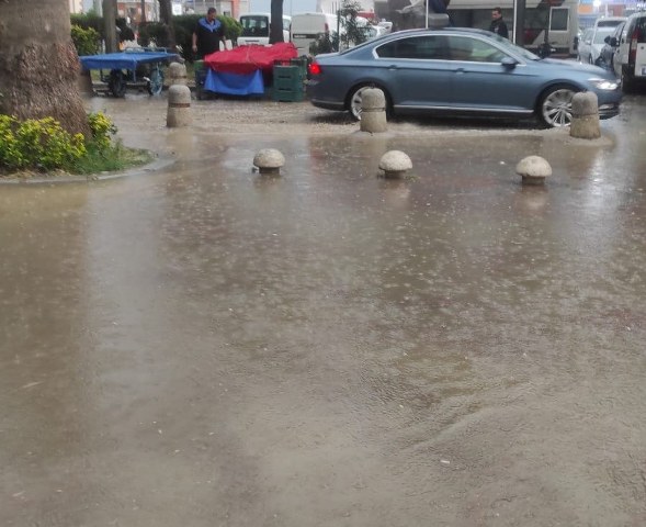 Meteoroloji Genel Müdürlüğü tarafından yapılan uyarılar gerçekleşti. Balıkesir'in Erdek ilçesinde uyarıların ardından şiddetli yağmur yağışı başladı ve cadde ile sokaklar su birikintileriyle dolup taştı.