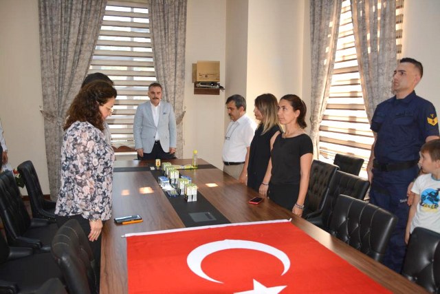 Edremit Kaymakamı Ahmet Odabaş'ın katılımıyla İlçe Nüfus Müdürlüğünde sözleşmeli görev yapmakta iken kadroya geçen personeller yemin ettiler.