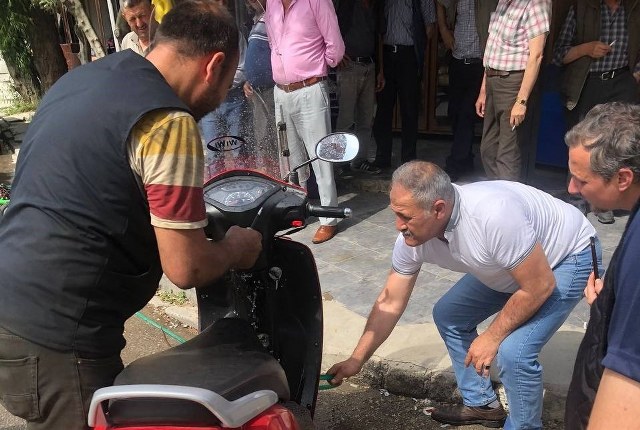 Bursa'nın İznik ilçesinde bir motosikletin içine bir yılan girdiği bildirildi. Yaklaşık 2 saat boyunca kimsenin çıkaramadığı yılanı bir esnaf su dökerek çıkardı. 