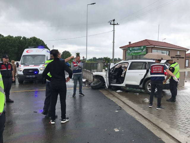 Sakarya’nın Akyazı ilçesinde, kızını sınava yetiştirmeye çalışan Zafer Kılıç'ın kullandığı cip, yağmur nedeniyle kayganlaşan yolda kontrolden çıkarak duvara çarptı. Kazada, sürücü Kılıç hayatını kaybederken, kızı Eslem Nur ağır yaralandı.