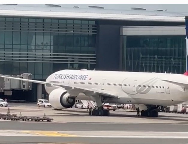 Türk Hava Yolları'nın New York-İstanbul seferini yapan uçakta bir yolcu fenalaştı. Acil iniş kararı alındı ancak yolcu hayatını kaybetti ve uçak seferine devam etti. 