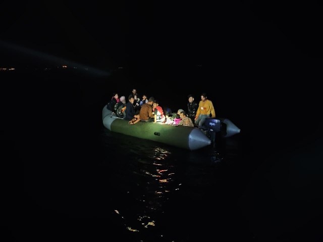 Çanakkale’nin Ayvacık ilçesi açıklarında Sahil Güvenlik ekiplerince durdurulan seyir halindeki lastik bot içinde 30 kaçak göçmen yakalanarak Yabancıları Geri Gönderme Merkezi’ne teslim edildi.