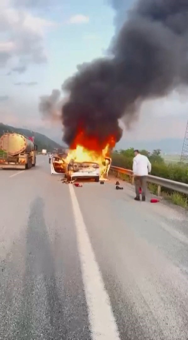 Bursa’nın Gürsu ilçesinde seyir halindeki otomobil alev alev yandı. Orhangazi mevkiinde ise yine seyir halinde olan tır arıza sonucu otobanda alevlere teslim oldu. O anlar vatandaşların kamerasına yansıdı.