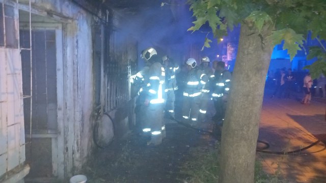 Balıkesir'in Bandırma ilçesinde bir dairede yangın çıktı. Gece saatlerinde çıkan yangın panik yarattı.