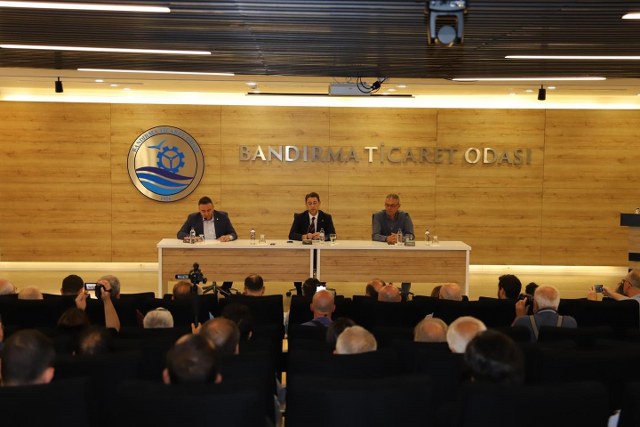 Bandırma iş dünyası, MHP lideri Devlet Bahçeli'nin '100 il' açıklamasının ardından bir özel toplantı düzenledi. Bandırma'nın il olma süreciyle ilgili olarak kentin tüm paydaşlarının katılımıyla gerçekleştirilen ikinci toplantıda, izlenecek yol haritası konusunda fikir birliğine varıldı. 