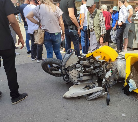 Edirne'nin Keşan ilçesinde motosiklet ile otomobilin çarpıştığı kazada otomobil sürücüsü kaza yerinden kaçtı.