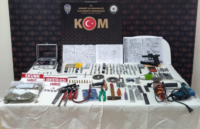 Balıkesir’in Edremit ilçesinde KOM Şube Müdürlüğü ekipleri tarafından düzenlenen "Kukla" operasyonunda uyuşturucu madde, çok sayıda silah parçası ve silah imalatı için kullanılan araç gereçler ele geçirildi. Operasyonda 2 kişi gözaltına alındı.