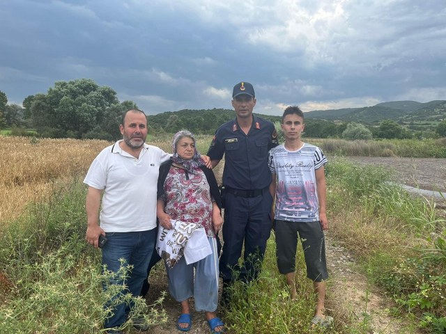 Balıkesir'in Manyas ilçesinde kaybolan yaşlı kadın arama kurtarma ekiplerinin çalışmaları sonrası bulunarak ailesine teslim edildi.