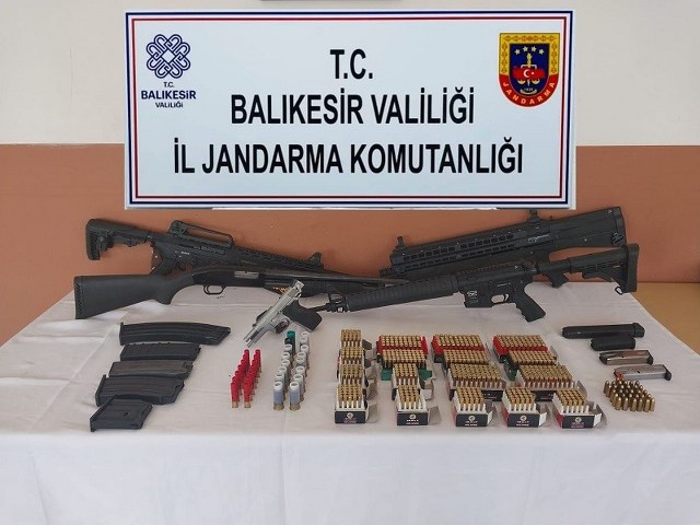 Balıkesir’in Gömeç ilçesinde jandarma tarafından yapılan operasyonda silah, mühimmat imal ve ticareti yaptığı tespit edilen bir kişi yakalandı. Operasyonda çok sayıda silah ve mühimmat ele geçirildi.