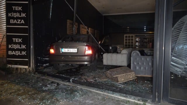Bursa’da gece saatlerinde sürücü direksiyon hakimiyetini kaybedince aracıyla mobilya dükkanına daldı.