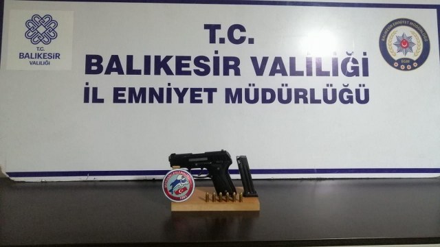 Balıkesir'de polis ekipleri il genelinde 64 ekip ve 180 personelin katılımıyla gerçekleşen 'Huzur' operasyonunda 484 şahıs sorgulanırken, 38 aranan şahıs gözaltına alındı.