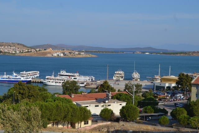 Türkiye ile AB ülkeleri arasında vize sorunları devam etmesine rağmen, Balıkesir'in Ayvalık ilçesinden Ege Denizi'ndeki Yunan Adaları'na yolcu taşıyan deniz turizmcileri, Kurban Bayramı'nda yüzde 90'a kadar doluluk oranına ulaşmayı bekliyor.