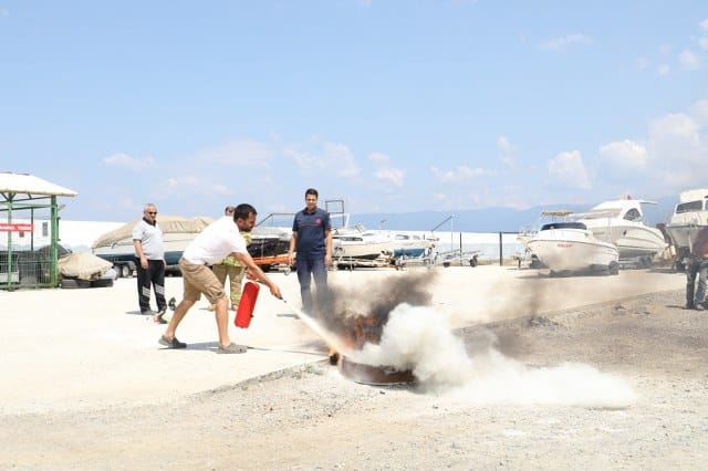 Burhaniye İskele Marina'da acil durumlara hazırlıklı olmak için tüm personelin ve yöneticilerin katıldığı bir yangın tatbikat yapıldı.