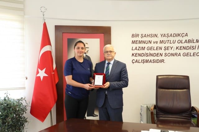 Burhaniye'de, Çengelköy Voleybol Takımı, Belediye Başkanı Ali Kemal Deveciler'i makamında ziyaret etti. Geçtiğimiz Ocak ayında Burhaniye Belediyesi tarafından düzenlenen 100. Yıl Cumhuriyet Voleybol Turnuvası'nın birincisi olan Çengelköy Voleybol Takımı, Burhaniye Belediye Başkanı'nı makamında ziyaret ederek Onursal Başkanlık Plaketi takdim etti.